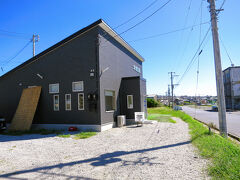 バス停から歩くこと250m、「犬若食堂」に着きました。
お店は９時オープンなのに暖簾が出ていません。まさか…「臨時休業なのかな～」と不安になりました。せっかく来たので１時間ほど待つことにします。（時間つぶしに周辺を散策します）