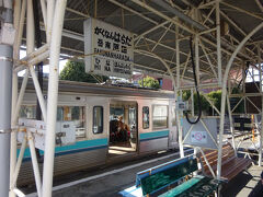 この路線のほぼ中間地点にある駅で、特に昼間はこの駅で上下線の電車がすれ違うパターンダイヤになっている。