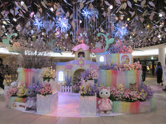 「お花に囲まれたゆめいろフェアリーキャッスル」　泉の広場

リボンをあしらった色違いのオリジナル衣装がとってもお似合い！ふたごのペルシャネコの女の子 ライラとスカイがお出迎えしてくれるガーデンに登場するのは、春のお花に囲まれた「ゆめいろフェアリーキャッスル」。この時期ならではの、春の訪れを感じるボリューム満点の桜を使った装飾はもちろんのこと、ショコラウサギの女の子 フレアのオリジナルドレス姿にもご注目ください。(HPより)