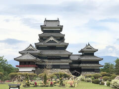 さすがゴールデンウィーク、
天守閣は開場前からもう並んでいた。