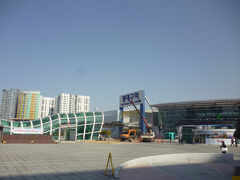 はい！東大邱駅です。工事中です・・
この看板を右手にタクシー乗り場の方へ向くと
