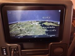 まもなく着陸、暁月の空を旋回しながら最終アプローチ。心なしか翼も赤く染まる。

　ヒースローは燃えているか