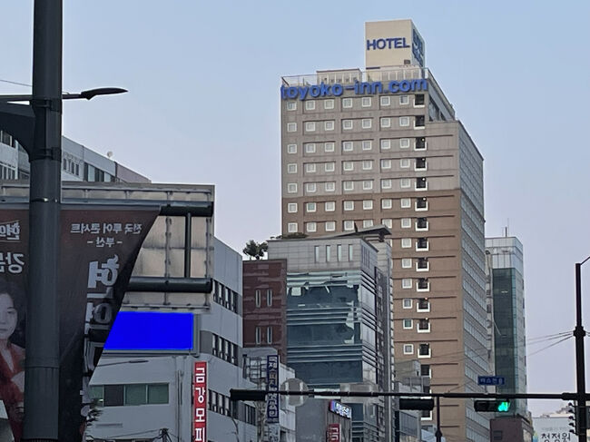 前回泊った東横イン釜山駅は喫煙可能部屋がなくなってしまったので、東横イン釜山中央駅というところにしました。<br />ただ、このホテルが最寄駅から10分弱くらい歩くところで、荷物を背負った我々はこれから観光のたびにこの道のりを往復するのかーと嘆きながらホテルに向かいました。