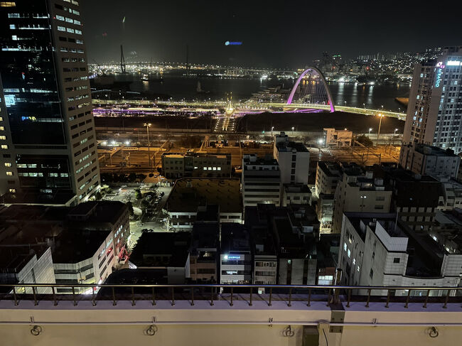 この夜景！！<br />普段喫煙部屋があるフロアって割と低階層だから外を見ることなんてあまりなかったけど、今回は最上階の23階！！<br />こうしてみると釜山って発展してるんですね。
