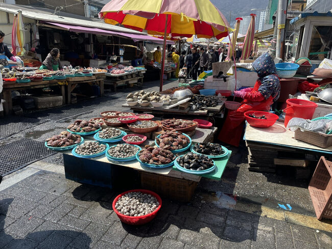 市場を出ても青空市場が広がっています。