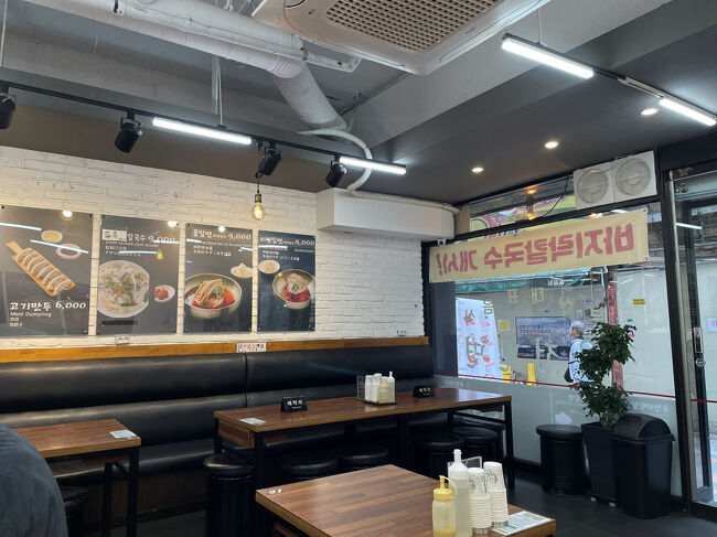 うろうろ歩いていたらお腹具合にちょうどよさそうなお店があったので入ってみました。<br />メニューが少なめで英語、日本語も書いてあり、私たち以外にも日本人の観光客が何組も入ってました。