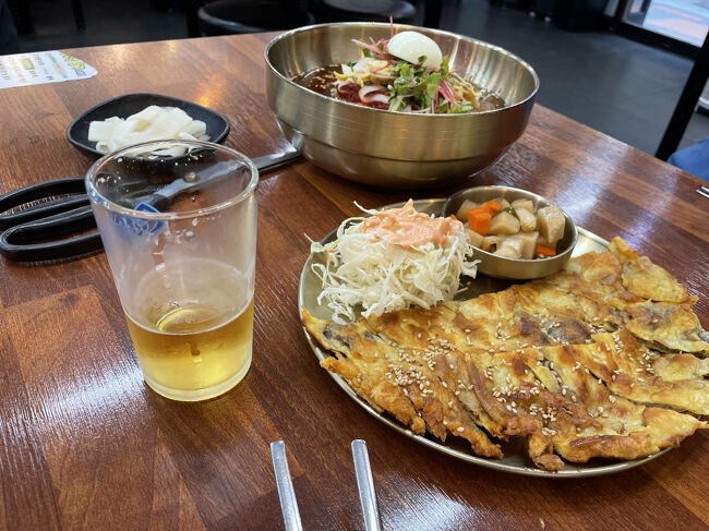チヂミも食べやすく、おいしかったですが、冷麺はスープはだいぶ辛そうな色なのにあまり味がしませんでした。<br />韓国もタイのように自分で好みの味を調節するんですかね。。<br /><br />さて、おなかも膨れたし、見物に出ましょうか。<br />つづく