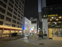 韓国ソウル・明洞『L7 Myeongdong』

『L7明洞バイロッテバイロッテホテル』のエントランスの写真。

オープンした時に載せました。

写真の通りを明洞8街ギル（通り）の方に歩いていくと・・・