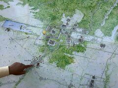 午前中は「アンコールトム」をめぐります。

チャンパ（ベトナム）との戦争に勝利した記念に ジャヤヴァルマン7世によって築かれ、かつて約10万人が暮らしたといわれる都城。

「南大門」手前で一度トゥクトゥクを降りて