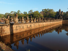 撮影タイム。

橋の左右の像は 右に阿修羅、左が神々。
蛇を引っ張りあっているらしい。
モチーフは乳海攪拌？