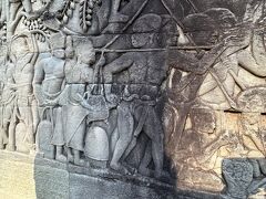 人々の暮らしが 活き活きと丁寧に描かれています。

これは カメにお尻を齧られるの巻。
面白い。