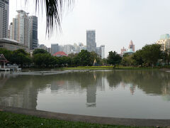 ベンチャシリ公園で休憩。
太陽が顔を出していないこともあり、水辺のそばはとても心地いいです。
周囲には、私と同じようにのんびりと横たわっている人や水辺ではしゃぐ子供たち、ヨガを楽しんでいるマダムなど、皆思い思いの時間を楽しんでいるようでした。