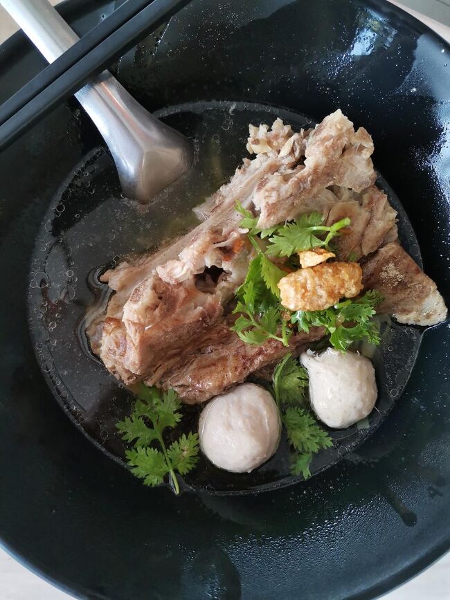 クイッティアオ ライティアムターン　(クレイジーヌードル)　ナーン<br />Crazy Noodle Nan<br /><br />お店の名物麺の豚骨ラーメン<br />みて！このボリューム<br /><br />スープはナムサイ（クリアスープ）