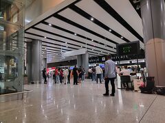深夜のフライトなので飛んでしまった後は意識を失い気づいたらエレバンだった。空港で朝のエアポートバスが出発する時間帯まで待機した。3時間近くアライバルホールで仮眠を取ったりブラブラしたり。