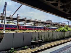 Sasuntsi David駅は地上にある。すぐ横にはエレバン駅が。