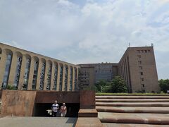 共和国広場駅の様子。背後の建物は図書館
