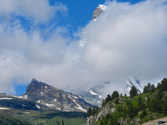 やっぱり雲がかかっていますね。なかなか見られないなぁ。

さて、私達はSunnegga Blauherd Rothhorn Funnicularに乗って展望台を目指します。そこから下ってこようというたくらみです。ずっとトンネルの中を登っていくケーブルカーです。こういう時必ず、そういえばいつぞやそんなケーブルカーが火事になって日本人の若者が死んだことがあったなぁと思い出しますが、あれは2000年、しかもオーストリアのケーブルカー。嫌なことを思い出しますなぁ。