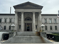 中之島図書館です。

設計は住友家の建築技師長であった野口孫市氏、日高胖氏が技師として参加したそう。
コリント式の円柱はやはりギリシア神殿を思わせる造りになっているそうです。

本館及び左右両翼の２棟が国の重要文化財に指定されています。