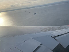 ●2025/3/18(火)

羽田6:35発のJAL971で石垣島へ向かいます
ウチから空港まで30分も掛からないけど、6時前には空港へ到着しないといけないから、朝一のフライトは朝が早いから意外と辛いんだよね～(-_-)

飛行機は春休み期間のためか満席です
学生ばかりって感じじゃないけど混んでるねぇ