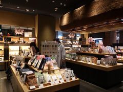 ガレリアの地下階にある茅乃舎。頼まれた買い物の他、季節限定商品の八女の筍ご飯の素を購入しました。こちらの出汁を使うと味噌汁やなべ料理が美味しくなります