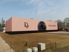 ガレリアを出て東京ミッドタウン面した檜町公園へ行くとディオール アディクト ファクトリーが開催されていました。花見ができるかと行ったのですが、桜の木はあまり無いようでした