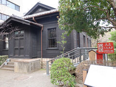 乃木公園に面した北側には旧乃木邸があります。日清・日露戦争の英雄である乃木将軍の邸宅です。邸宅の他にもレンガ造りの立派な馬小屋も残されています