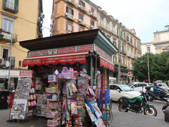 今日のウォーキングツアーは
Neapolitan people: history, culture and folklore
というものでスペイン地区の歴史、文化、人々を紹介するので、観光地を案内するものではないとのこと
いつものGuruWalkで申し込み
トレド駅近くで集合だが、時間があるので、まずは魚市場があるというモンテッサント駅方向に歩いて行く