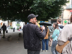 ではウォーキングツアースタート
ガイドはエマニュエル氏