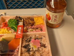行きの新幹線内で昼食
茅ヶ崎の濱田屋のお弁当