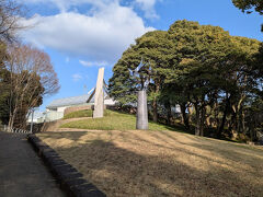 広島駅到着後、広電（路面電車）を使って広島現代美術館へ
比治山公園内にあって、大通りからは坂を登る形

荷物を持っての来館を後悔（ホテルに寄ると閉館時間に間に合わないので）