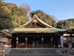 比治山神社の横を通る

近くには岸田元首相宅があって、警察が常駐している

