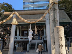 ホテルすぐ横にある白神社（しらかみしゃ）

この地帯は嘗て海の中で、神社の位置にあった海面に突き出る岩礁に船が衝突していた。
そこで岩礁上に白い紙をたてて船の衝突を防ぐ役目を果たしていたという
その岩礁もみることができる