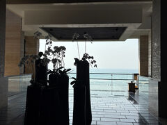 お昼過ぎのフライトでシンガポールへ向かうので、早めにチェックアウト。朝ごはんは空港ラウンジでいただくことにしました。