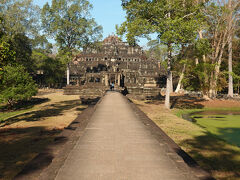 ピラミッドのようなバプーオンの横をぬけ