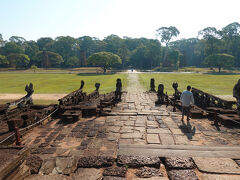 王宮広場に臨む このテラスは、王族が閲兵や壮行式を行った場所。

道をへだてた東側には、崩れそうな いくつかの小さな塔が見えます。
「プラサット スオ プラット」という遺跡のようで、ガイドさんによると「全部で12棟あるけど、なんのための建物かわからない」そう。
使用目的がはっきりしないボロボロの塔、なんだかミステリアス。
