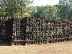 隣は「ライ王のテラス」

黄色の傘の下に、