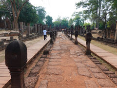 参道をまっすぐ進んでいくと、