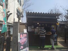 　少しお腹が空いたので、飛騨牛のこもりに寄りました。
　飛騨牛のこもりは飛騨高山の中心に位置しており、飛騨牛串焼きを販売しているお店です。中日新聞サンデー版にて紹介されています。
　飛騨牛は飛騨牛の父「安福」の血統を受け継いで、牛舎と餌にこだわったブランド牛です。岐阜県の奥飛騨地方で育成されています。