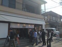 　小腹が空いたので、甘味所鎌倉に行きました。
　甘味所鎌倉は宮川朝市沿いに店舗を構えており、材料にこだわりを持って作ったわらび餅専門店であります。わらび餅は貴重な国産の本らわび粉を使用し、秘伝と配合によってもっちとした食感を生み出しています。
　営業時間は7:00～15:00、定休日は不定休となっています。