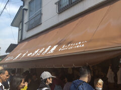 　その後は小瀬徳魚店を訪問しました。
　小瀬徳魚店は宮川朝市の入り口付近にあり、寿司や農産物を販売しているお店です。
　多くの観光客で賑わいを見せていました。