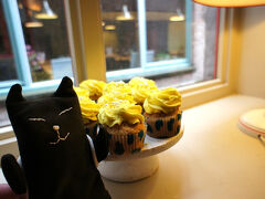 お天気もあったのか、トイレ休憩のためなのか、ホットチョコレートを飲みにティールームへ行きましょう、ということに。
「ここ、来ようと思ってたお店にゃ♪」