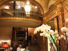 今回は集合時間まで余裕もあり、同じツアーに参加するのかな？という感じのヒトが入って行ったので、安心してお邪魔してみることに。
おお～、ゴーカ。