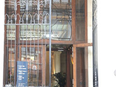 まず訪れたのがこちらの「こみっくすとりっぷ」＝Comic strip、マンガ博物館。
1906年にビクトール・オルタの設計で建てられたもので、元はMAGASINS WAUCQUEZというショールームに使われていたところです。