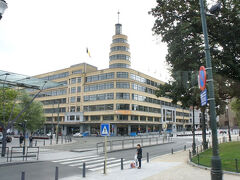 バスはイクセル湖のあたりへ。
当時はあの建物が何だかわかってなかったなかったんですけど、あそこに見えるはFlageyだ。1939年にJoseph Diongreの設計で建てられたアールデコのステキな建物です。