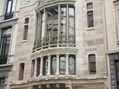 歩いてタッセル邸へ。
「ここからベルギーのアールヌーボーは始まりました」って説明がありました。ん～、ここも外で説明のみで、入るわけじゃないのか。
オルタの設計でここできたのは1893年。このあたりは以前、自力でウロウロしたなあ。
Rue Paul Emile Janson 6
