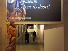 全館共通のチケット売り場でチケット8ユーロを買って、世紀末美術館こちら→の案内に従って地下へ。
「新しい美術館がその扉を開けています！」との案内板。わくわく♪

大きな荷物はダメだろうと貴重品とカメラ、日記とペンを巾着袋に入れて入口へ行ったら、この袋でもダメとのこと。カメラを首にかけ、手には日記とペンだけ持って中に入りました。持ち込む荷物に厳しい美術館です。みなさんも気を付けて！