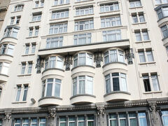 さらにデパートのINNOに寄ったり、City2の地下にあるスーパーに寄ったりしてようやくホテル到着。ふう
当時はクラウンプラザホテル(Crowne Plaza Brussels City Centre Le Palace)です。こちらは、当時は大工事中だったロジェ広場に面した側。