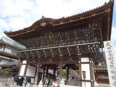 成田山新勝寺の総門。