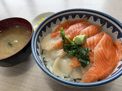 でイカとサーモンの二食丼で腹ごしらえ！
1500円と格安！