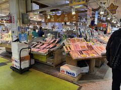 朝市は昼でもなかなか活気あり!
さあ、仕事だ！
